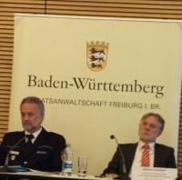 Präsentation eines Meisterstücks der Kriminologie: Freiburgs Polizeipräsident Bernhard Rotzinger und Leitender Oberstaatsanwalt Dieter Inhofer