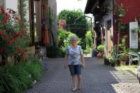 Hobby-Gärtnerin Sibylle  Breisacher empfängt ihre Gäste am Hofeingang in Ihringen