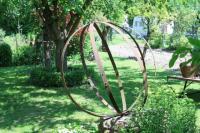 Die Erde ist eine Kugel: Kunst im Breisacher-Garten in Ihringen