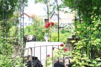 Rosenbögen auf dem Vulkanpavillon: Im Breisacher-Garten in Ihringen