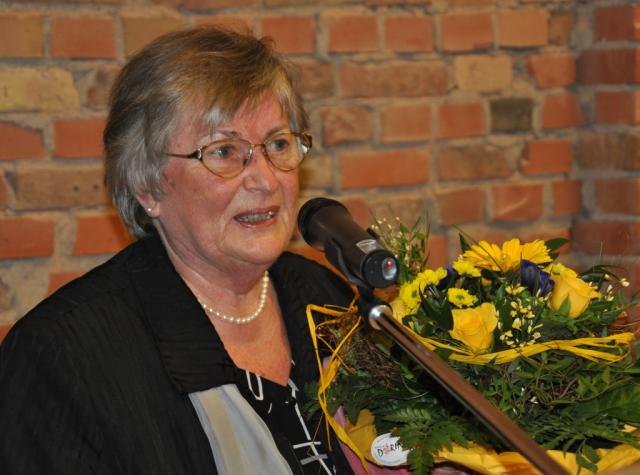 Trägt Blumen und Bundesverdienstkreuz: <b>Katharina Nickel</b> - 201101162026580.Laub_und_Wendel_033