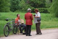 Ein Straßenmusikant erfreut die Parkbesucher