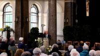 „Mister Goodbye“:  Freiburgs "Herr der Gräber und Friedhöfe" Bernhard Keller bei seiner Rede im Friedhofsdom Freiburg