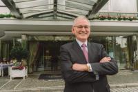 Roland Burtsche, der König des privaten Grand-Hotels, vor seinem Colombi.