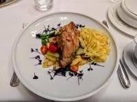 Poelierte Kaninchenkeule mit:  Morchelrahmsauce | Ragout von Kohlrabi | Kaiserschote | Kirschtomate | Spargel | Nudeln