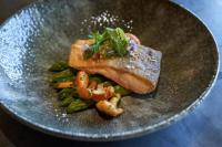 Der Expressionismus eines Festmal-Menüs:  Thomas Messerer malt essbare Gemälde auf die Teller der Halde.