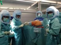 Astronauten beflügeln die Gelenke: Prothesen-Koryphähe Marcel Rütschi bei der Arbeit im OP.