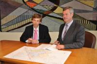 WSA- Leiter Jörg Vogel und Bürgermeister Oliver Rein unterzeichnen den symbolischen Kaufvertrag