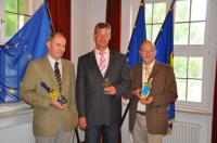 Glanz in Glas und Flasche: Marc Gauchey (D&G), BM Oliver Rein, Henning Johanßen (BWK) v.l.n.r.