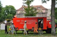 Historisches und Hochmodernes: Strahlenschutz- Fahrzeug vorm Rheintor