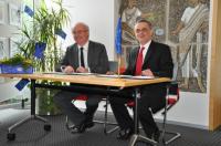 Feierliche Unterzeichnung des Kooperationsvertrages: Jean- Pierre Deramecourt und Herbert Lehmann