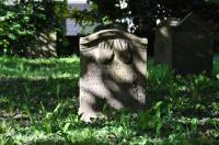 Grabstein auf dem Alten Friedhof: "Segnende Hände der Kohanim"