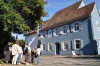 Herzlich Willkommen! Dr. Chr. Walesch- Schneller begrüßt die Gruppe vor dem "Blauen Haus"