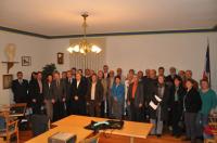 Gruppenbild mit Tischen: Gemeinsame Gemeinderatssitzung Breisach/ Neuf Brisach