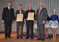 Frischgebackene Ehrenmitglieder. Egbert Sennrich und Martin Bucher (mit Urkunden)