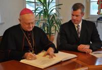 Eintrag ins Goldene Buch: Erzbischof Dr. Robert Zollitsch und Breisachs BM Oliver Rein
