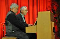 Musikalische Ökumene: Pfarrer Peter Hanselmann und Peter Klug am Piano
