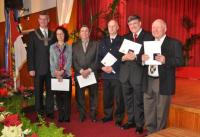 Ehrungen beim Breisacher Neujahrsempfang 2011: BM Rein mit Renate Sennrich, Bernhard Müller, Jörg Weber, Dr. Erwin Grom und Hermann Metz