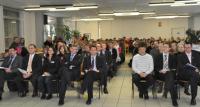 Volle Aula, tolle Schule! Gäste des Neujahrsempfangs 2011 lauschen aufmerksam wie in der Schulzeit