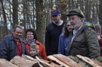 Die junge Kundschaft ist noch skeptisch: Ortsvorsteher Wendelin Hintereck versteigert schönes Holz