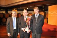 Stärkung für die "Abteilung Attacke": MP Stefan Mappus mit Weinpräsent und Dr. Patrick Rapp (links) sowie BWK- Vorstand Axel Hahn
