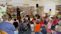 Musik zwischen Bücherregalen: Trio RATZFATZ bespasst Breisacher KIGA- Kinder