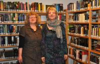 Herrinnen über Büchermassen: Angelika Frank und Bibliotheksleiterin Christine Kunitsch (v.l.)