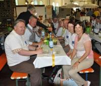 Empfang der Wanderer in Breisach mit BM Oliver Rein (2.v.l.) und Annette Senn von der Breisach- Touristik (ganz rechts)