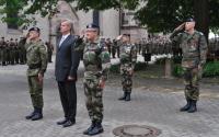 Feierliche Zeremonie: Bürgermeister Oliver Rein (2.v.l.), General Phillipe Chalmel (3.v.l) und Oberstleutnant Henning Weeke (rechts)