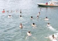 Nicht wasserscheu: DLRG- Jugend beim Rheindurchschwimmen