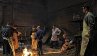Lawastrom aus Kupferlegierung ergießt sich in die Form