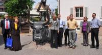 Packen den Stier bei den Hörnern: Präsidentin Anna Magyar (linkes Horn) und Landrätin Dorothea Störr- Ritter (rechtes Horn)