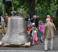 Große Glocke, kleine Fans: Kinder bestaunen die Christusglocke bei ihrer "Zwischenlandung"