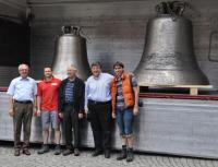 Glocken Umladen erfolgreich: Erleichterung bei Freddo Dewaldt (Weintrans), Pfarrer Peter Klug, Dr. Erwin Grom und Martin Hau