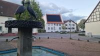 Der Ortskern von Pfohren mit dem Storchenbrunnen
