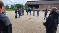 Stadtratsversammlung mit den Landwirten auf dem Hof von Max Wolf