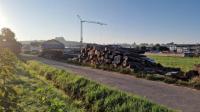 Holzlager für den gewerblichen Kaminholzhandel und ewiger Baukran: Schönes Landschaftsbild?