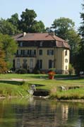 Parkspaziergang im Queen-Auguste-Victoria-Park im Sommer: genießen Sie die Schöneit der Landschaft