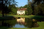 Das ist Gartenkunst im Queen-Auguste-Victoria-Park: Das Märchenschloss im Spiegel des Wassers