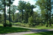 Traumlandschaft Queen-Auguste-Victoria-Park: Erdkegel und See