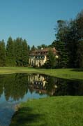Queen-Auguste-Victoria-Park: Das Schloss im Spiegelbild