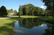 Selbst Wolke 7 spiegelt sich rechts im Wasser des Queen-Auguste-Victoria-Park