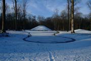 Harmonie der Gartenkunst im Queen-Auguste-Victoria-Park: Der Erdkegel hinter einem zugefrorenen Schlossteich