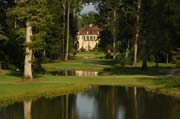 Baum-Tunnel mit Sichtachse und Licht-Höfen über das Wasser zum Schloss. über dem Schloss ist der Himmel geöffnet