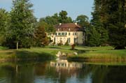 Wahre Gartenkunst: Das Schloss wird im Wasser des Queen-Auguste-Victoria-Park gespiegelt