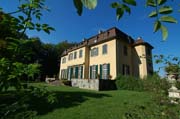Queen-Auguste-Victoria-Park: Seitenblick zum Schlösschen