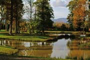 Landschaftsbild des Parkschöpfers: Auenlandschaft mit weitem Blick über das Wasser zum Kaiserstuhl