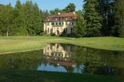 Die Schloss-Spiegelung ist dem Parkschöpfer perfekt gelungen. Das Schloss steht erhöht wie eine Majestät.