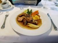 Eine seltene Köstlichkeit für Kenner: Gitzi-Braten vom Milch-Zicklein mit Gemüse und Kartoffel-Gratin.