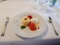 Köstliches für Genießer: Amaretto-Eis-Soufflée, Sauerrahmeis und Erdbeersorbet.